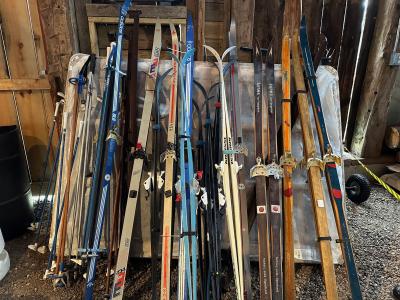 Several pairs of old skis.